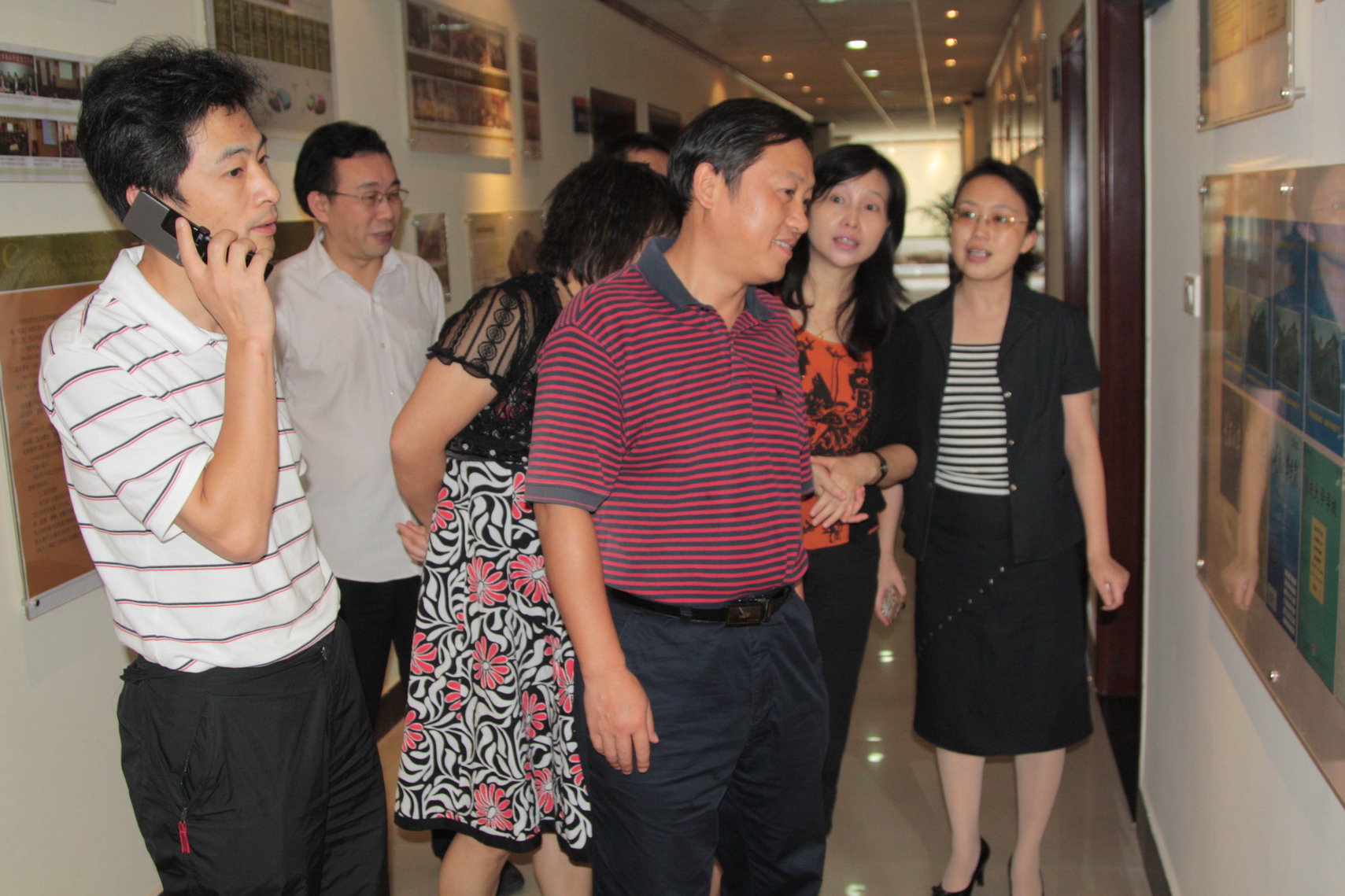 重庆大学黄宗明副校长视察期刊社文化走廊